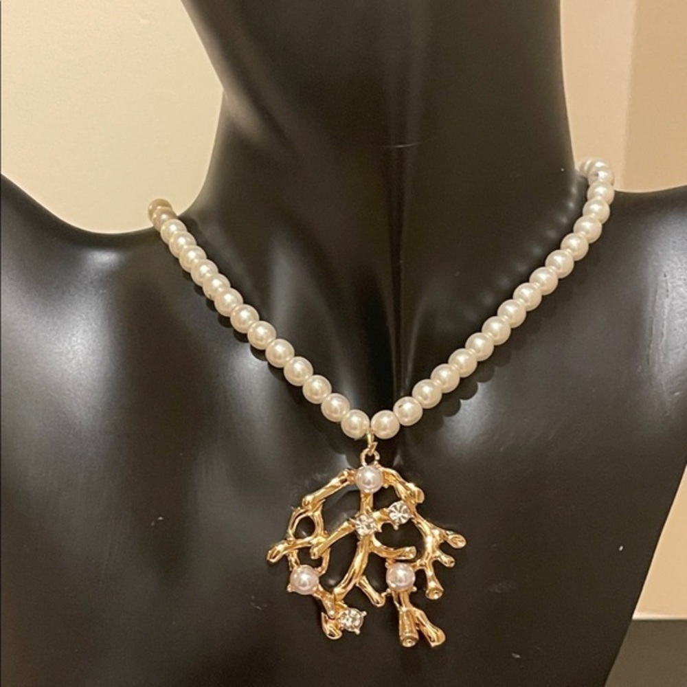 Vintage Gold and Pearl pendant Necklace